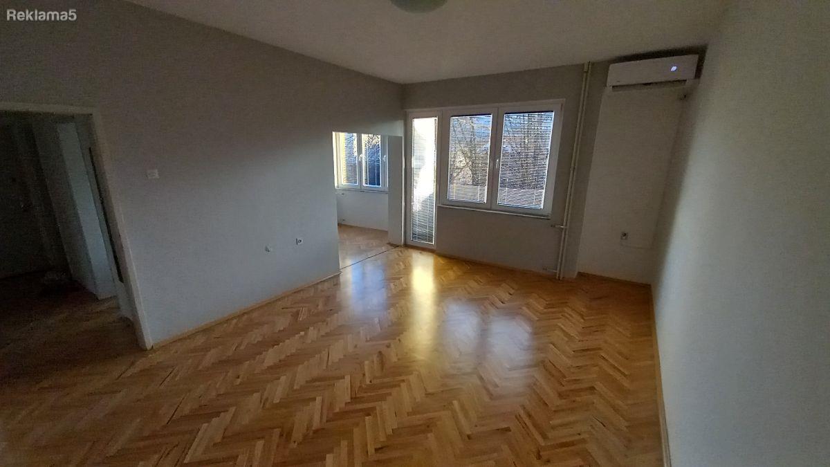 SE IZDAVA TROSOBEN STAN 86M2 / MOZE I ZA DELOVEN PROSTOR