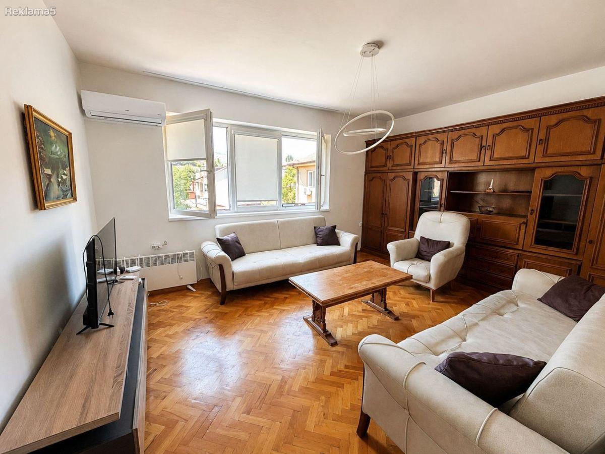 SE IZDAVA STAN 80 m2