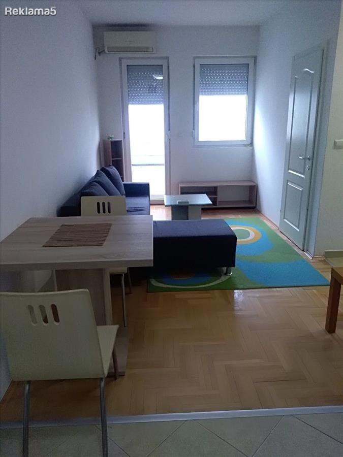 TOBAKO 2 AERODROM SE IZDAVA DVOSOBEN STAN