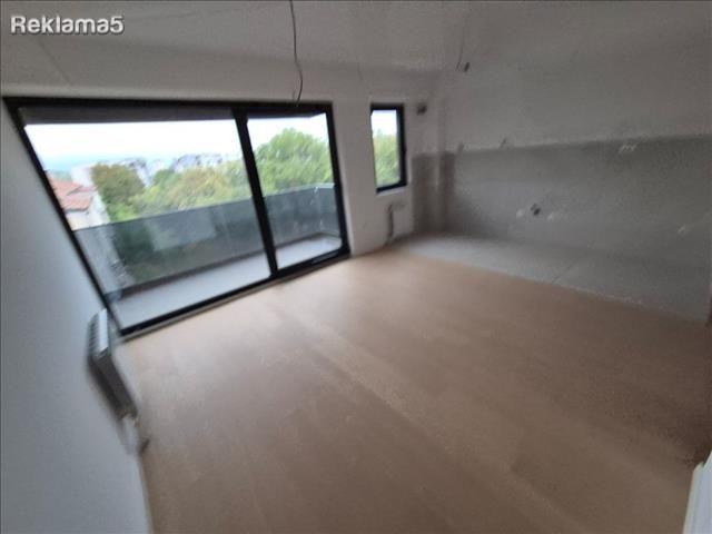 We are renting out a new, 3-room, empty apartment, Center, Vero Jumbo