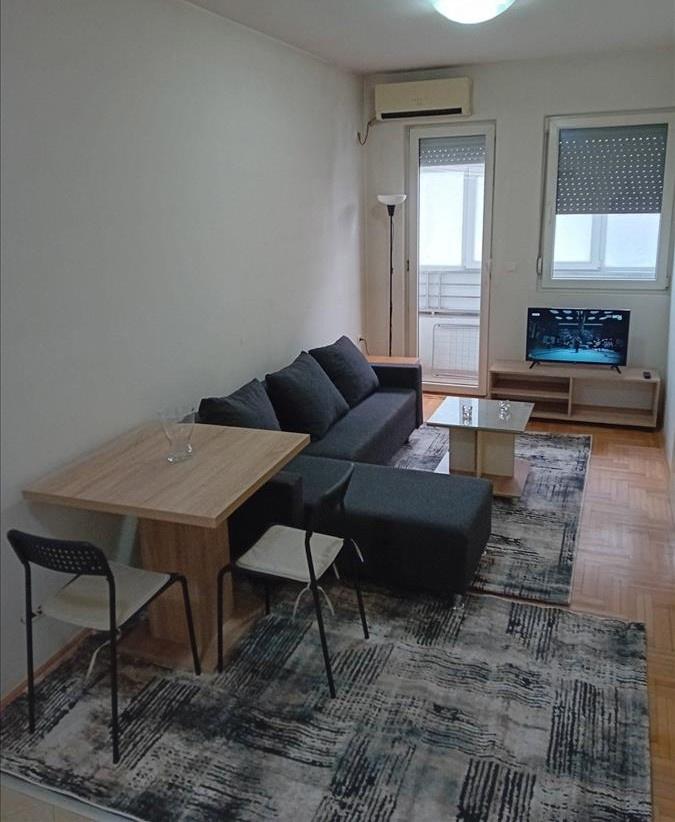 Se izdava stan 30m2 so edna spalna soba vo Micurin Aerodrom