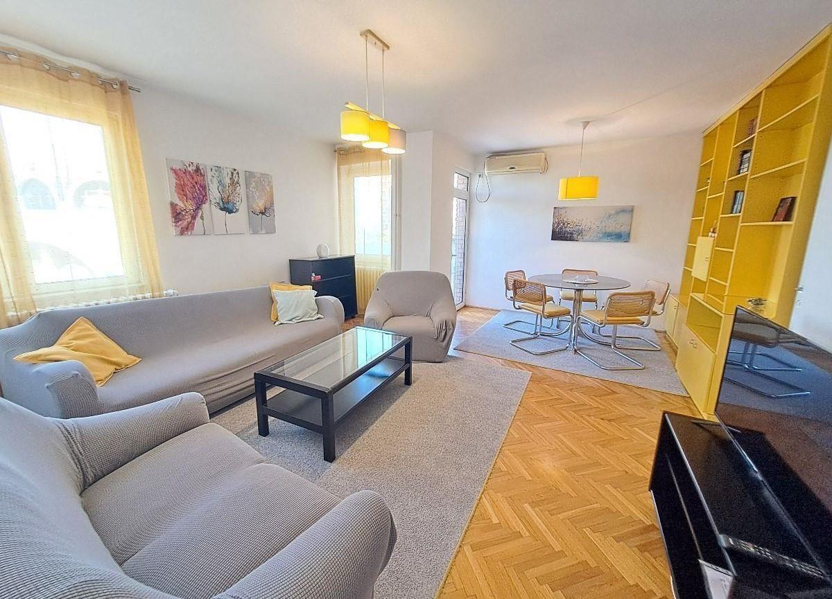 We are renting a 55m2 apartment opposite the Cathedral