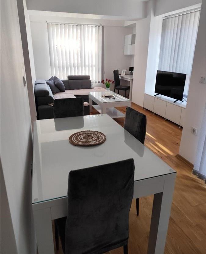 Se izdava stan 45m2 so garazha vo Aerodrom