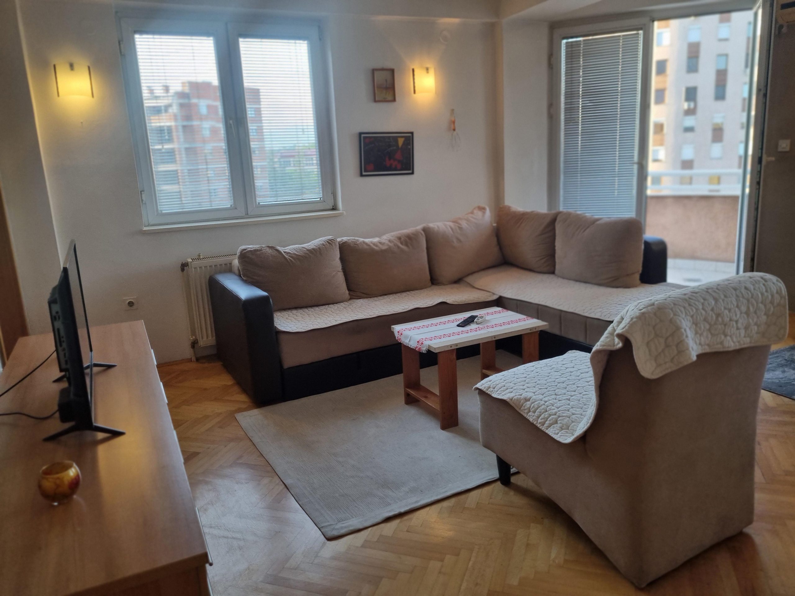 Se izdava stan so 2 spalni sobi na Juzen Bulevar