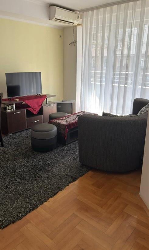 Se izdava stan 45m2 so edna spalna soba vo K.Voda