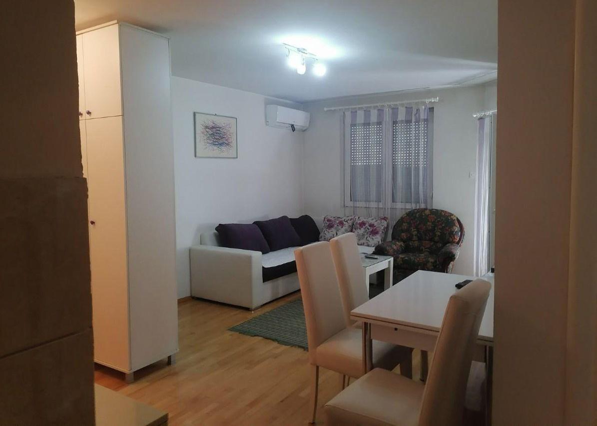 Se izdava stan 45m2 so edna spalna soba vo K.Voda
