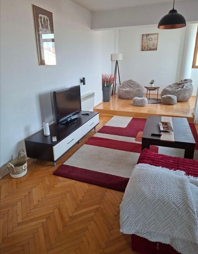 KOD.2079SE IZDAVA stan vo blizina na Klinicki Centar 70m2