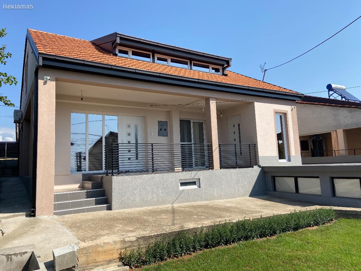 I am selling a house in the village of Cento, 100m2 + attic + warehouse
