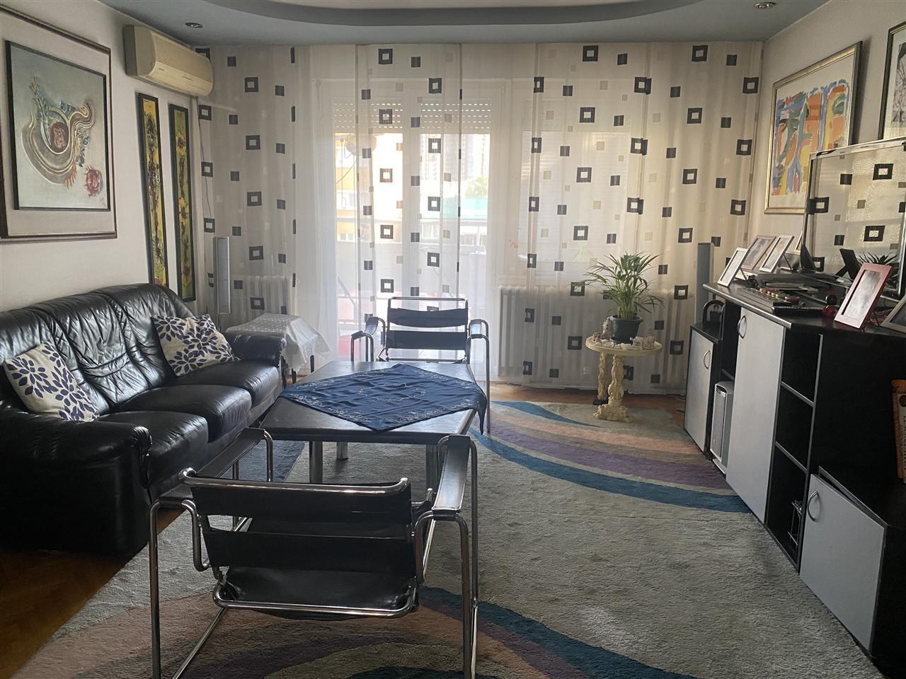 I am selling a four-room furnished apartment in strict Center