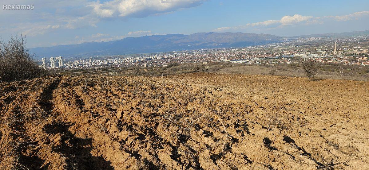 Se prodava plac/niva nad nas.Pintija