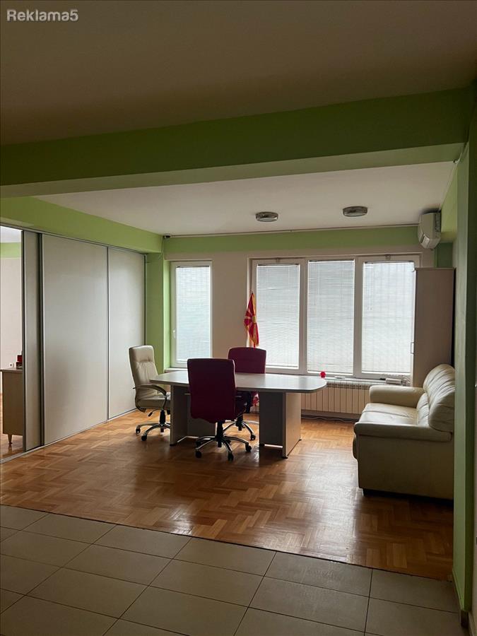 We are renting out a nice empty office space (if desired, it can also be converted).