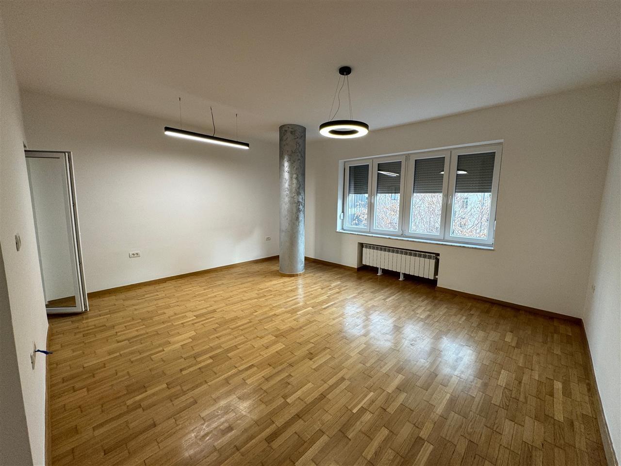 Se prodava renoviran stan 83m2 na plostad Filip Vtori