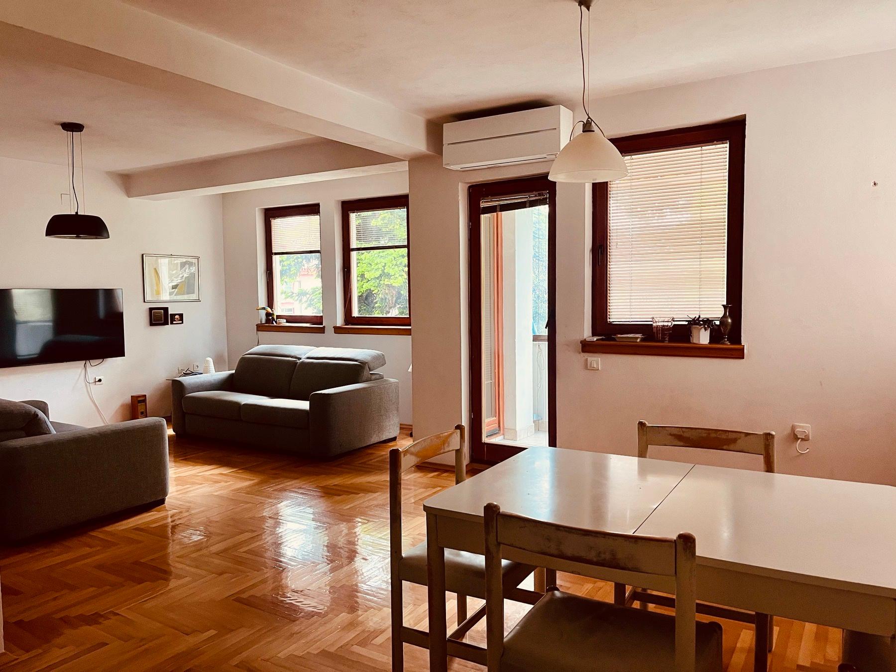 Trosoben stan 87m2,strog centar na Dame Gruev,1 kat