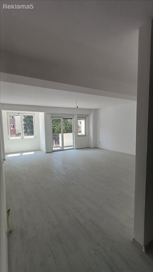 PRODAVAM DVA PREKRASNI STANA NA SUPER LOKACIJA