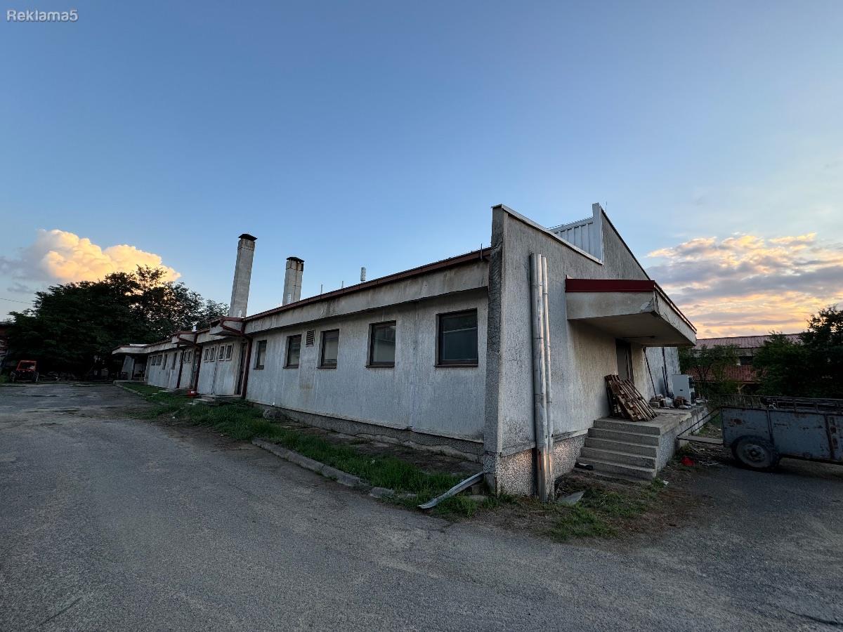 Se prodava mesto i magacin vo Berovo