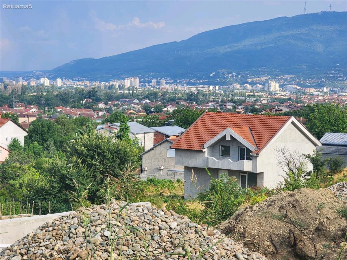 plac Stopanski dvor so pogled kon Skopje