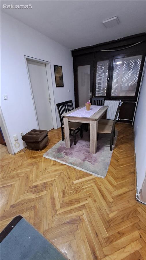 SAVIC IS RENTING AN APARTMENT IN THE AIRPORT