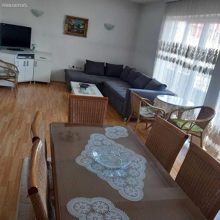Se prodava stan od 150m2 so tri spalni vo naselba Lisice