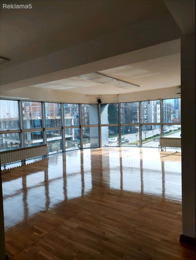 Se izdava deloven 123m2,4kancelarii,vo del.zgrada,Centar