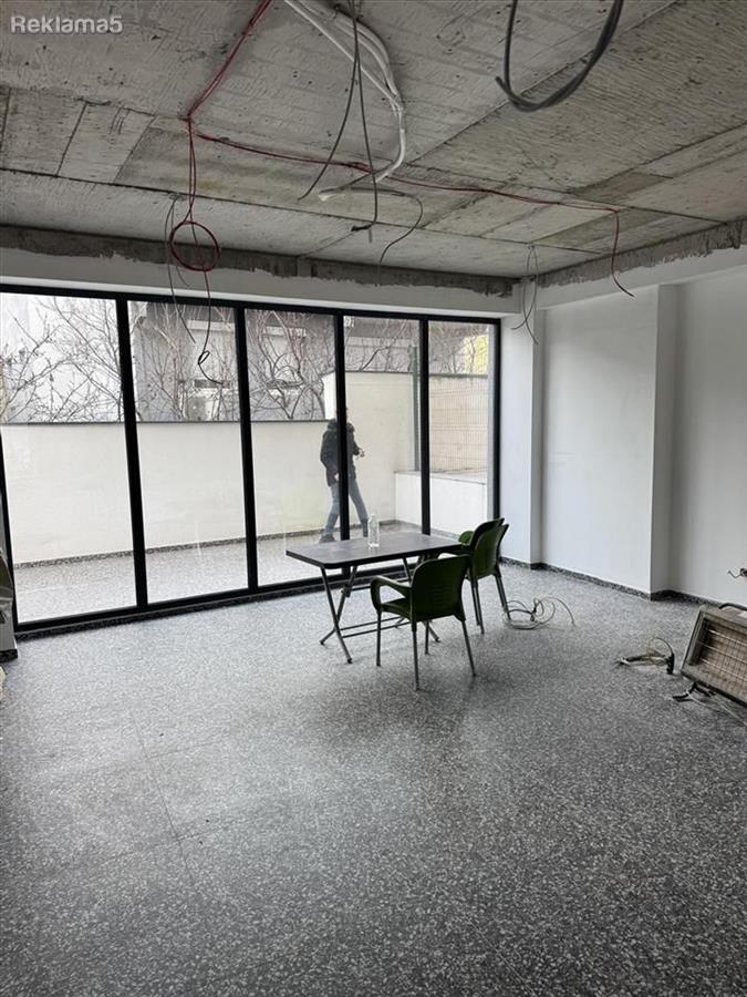 SE IZDAVA NOV DELOVEN PROSTOR VO CENTAR BLIZU KLINIKA