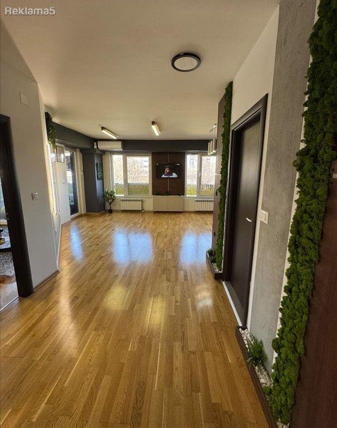 Office space 72m2 for rent in Aerodrom