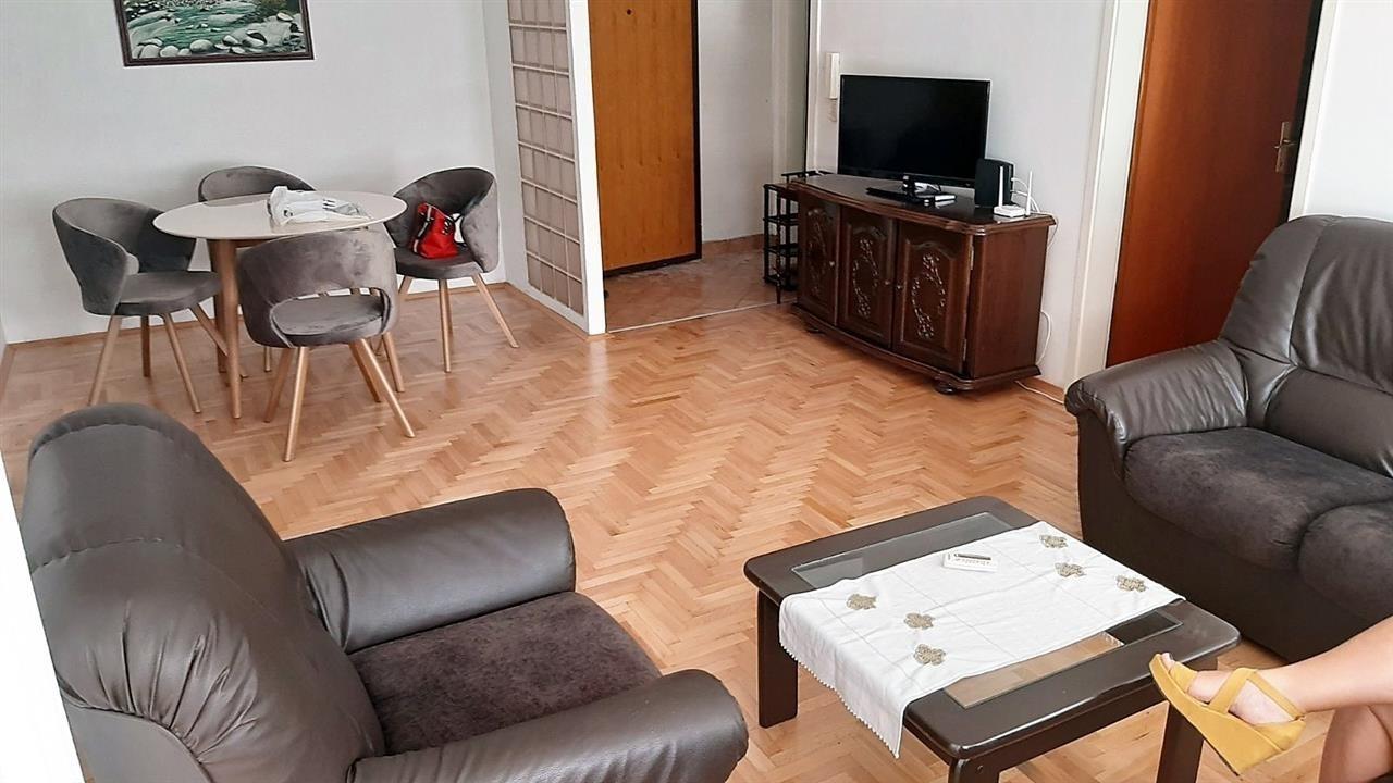 Se izdava dvosoben stan vo Centar kaj Grcka Ambasada