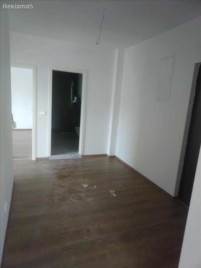 We are selling a new unoccupied 4-room apartment.