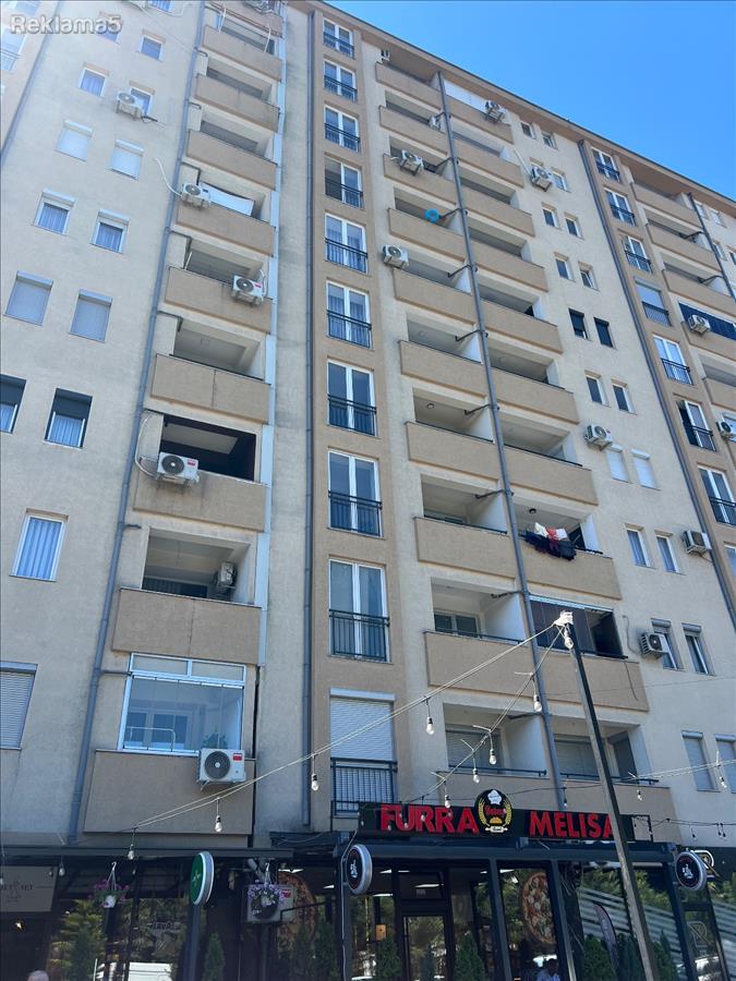 Se prodava stan -Shitet säytet në veri