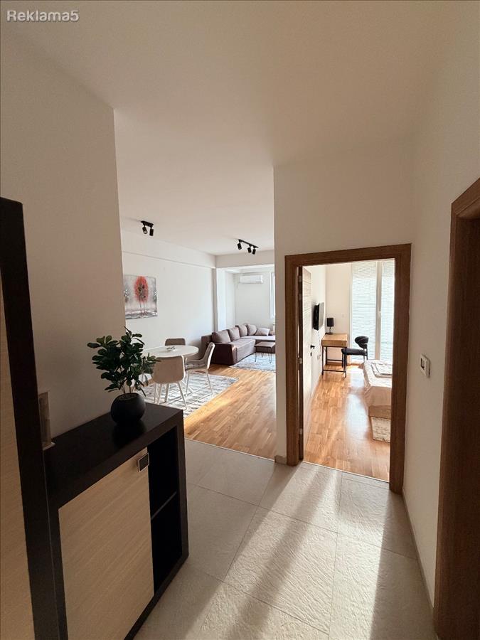 SE IZDAVA OPREMAN STAN VO ARODROM -50m2