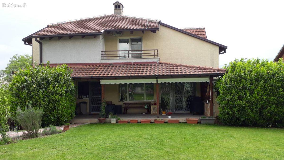 Se izdava kukja-cel kat 350m2 Bardovci