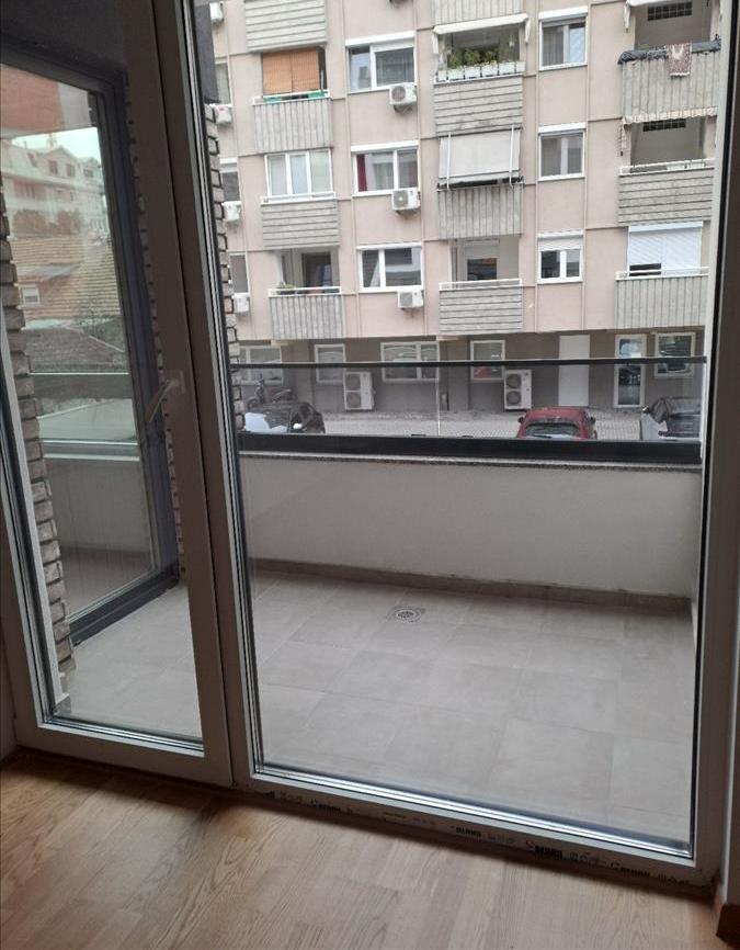 PRAZEN, NEVSELUVAN DVOSOBEN STAN VO CENTAR, UNIVERZALNA