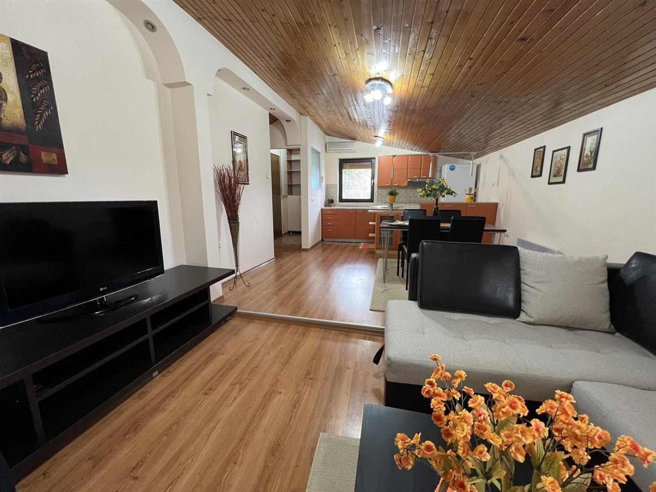 Se izdava trosoben namesten kat od kuka 80m2 Kozle