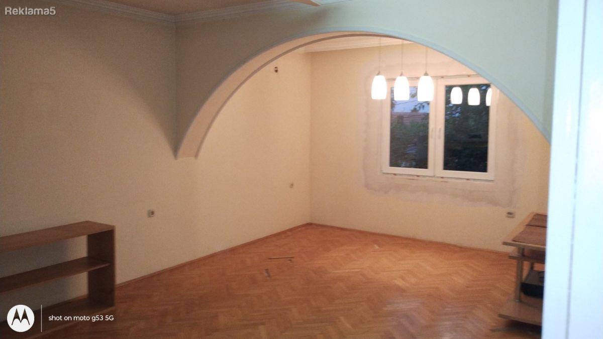 Se prodava prostrana kuka vo Stajkovci