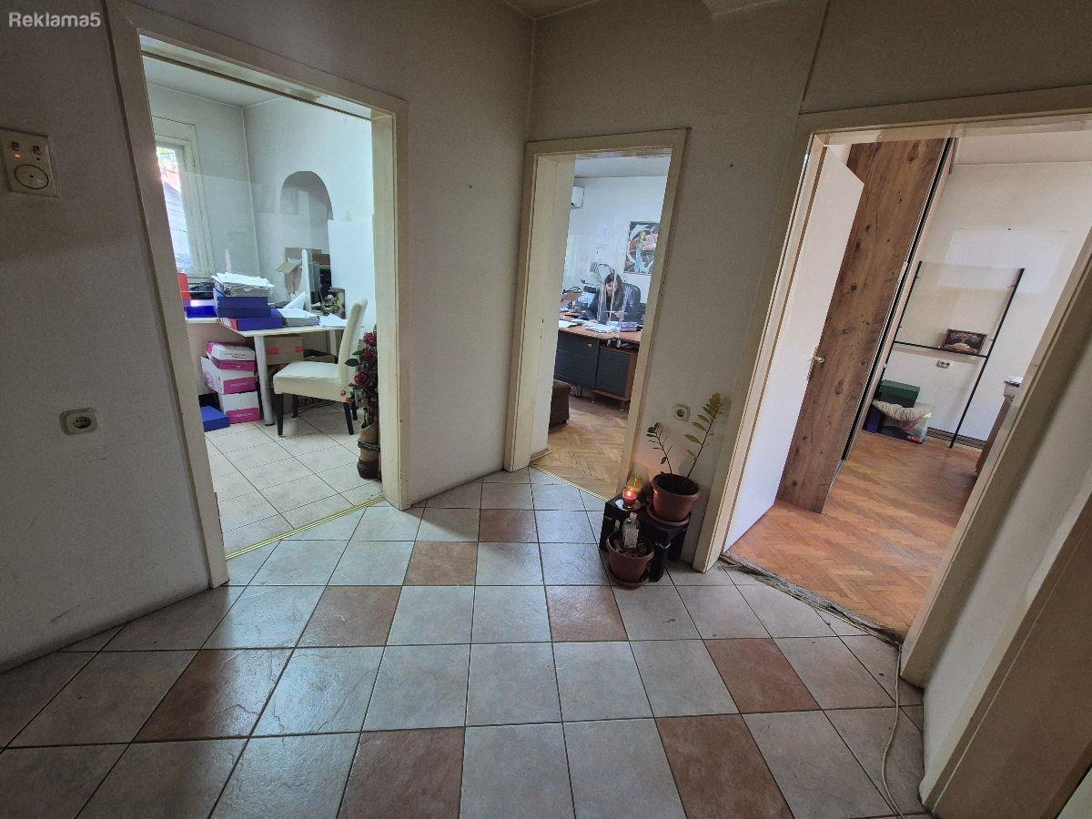Se izdava nenamesten deloven prostor so 4 sobi, 72m2.