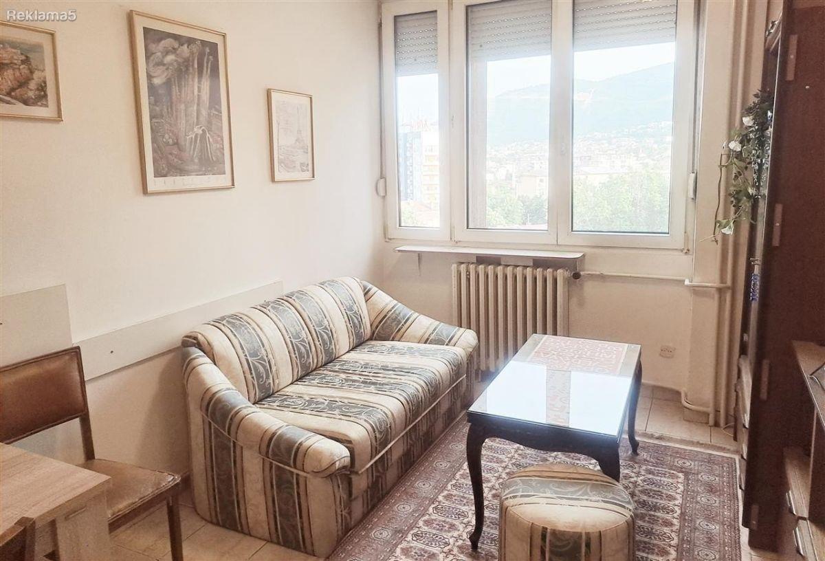 CENTAR VO GRADSKI ZID SE IZDAVA DVOSOBEN STAN