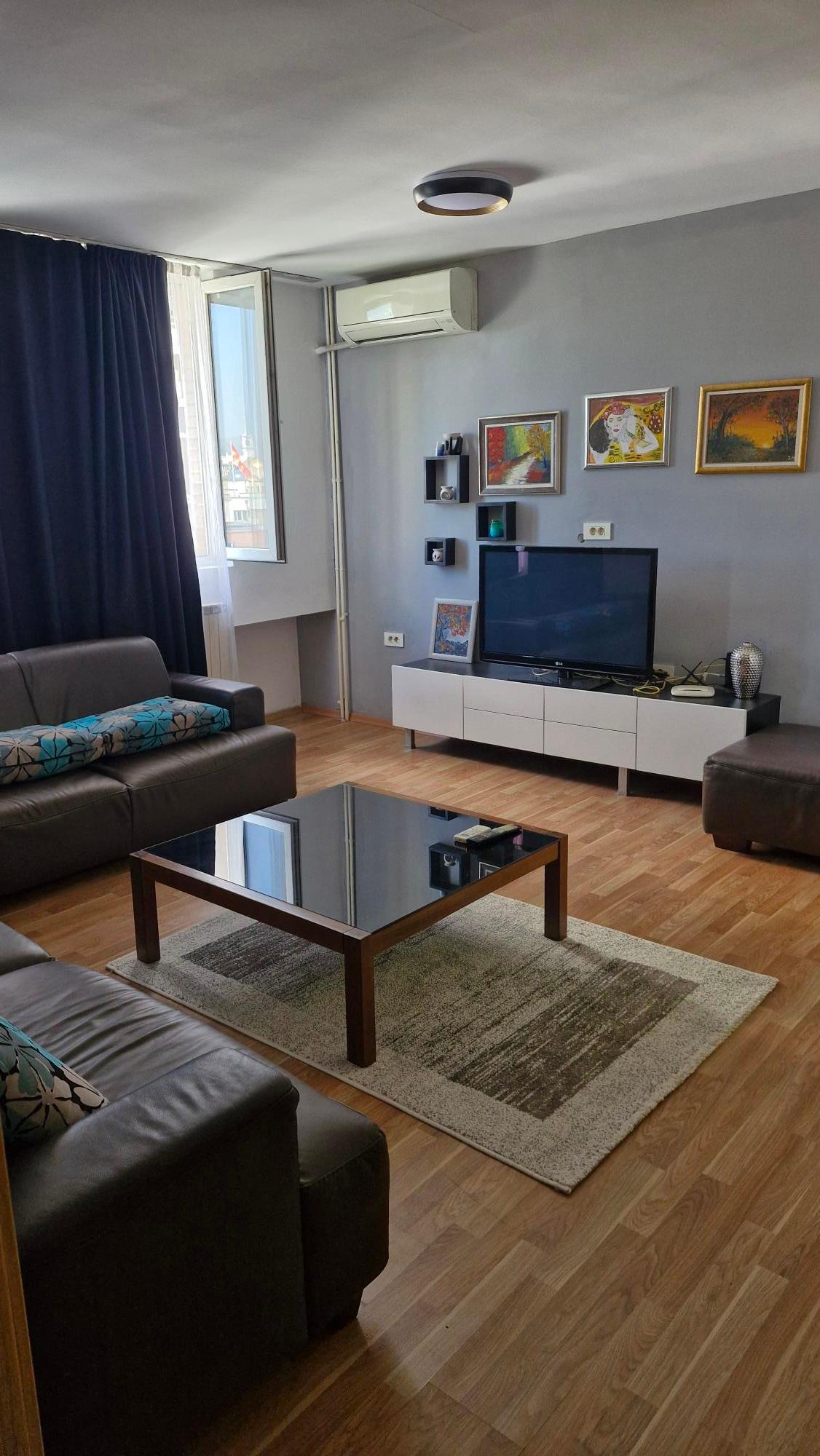 Izdavam 3 soben namesten stan vo Centar