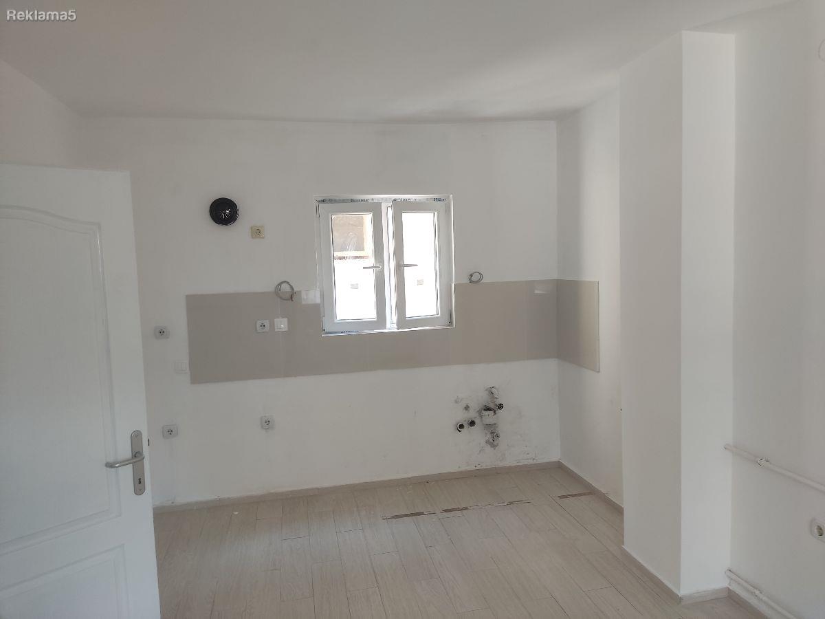 Izdavam Prazen Trosoben Stan 80 m2 Centar Gradski Zid