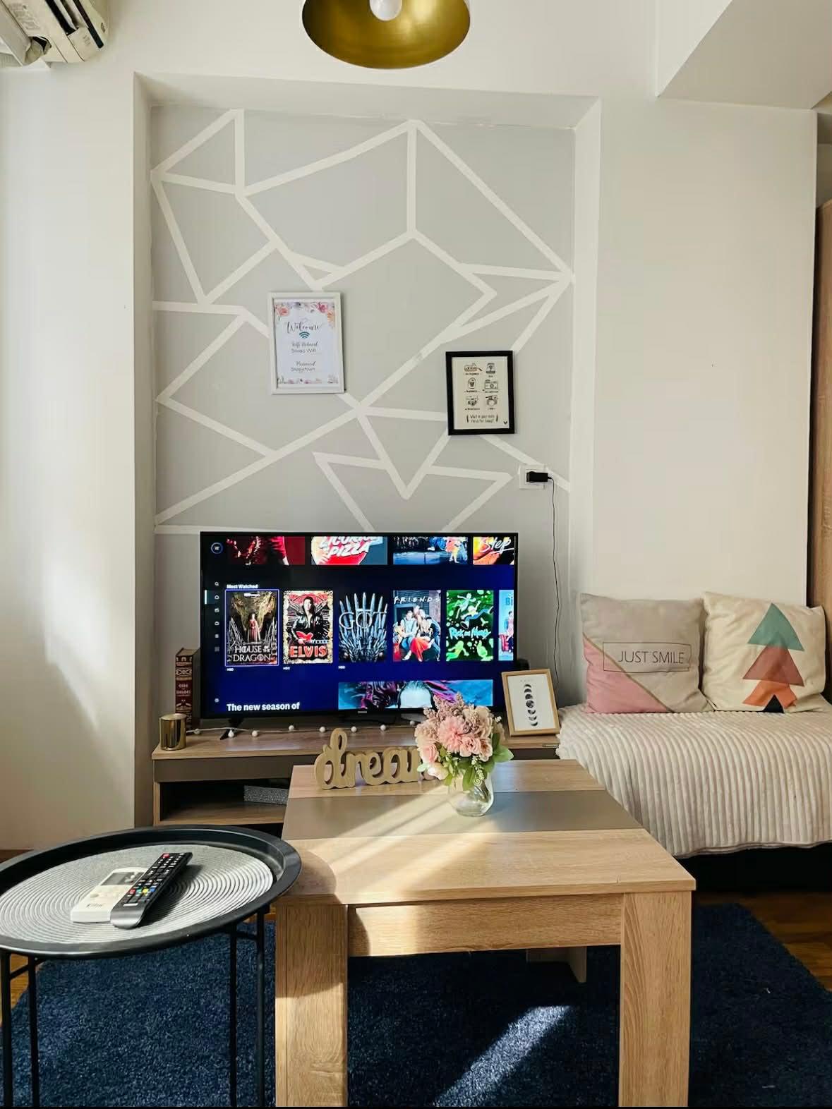 A fully furnished studio apartment of 30m2 is for rent in the Center.