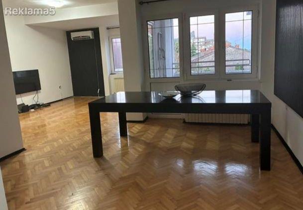Cetvorosoben stan vo Novo Lisice