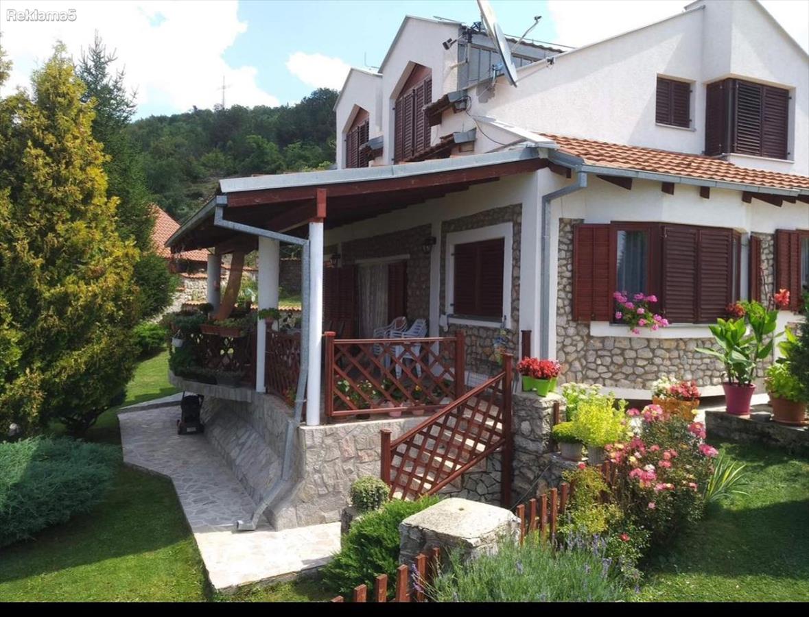 *Capital* Cottage in Velestovo with lake view