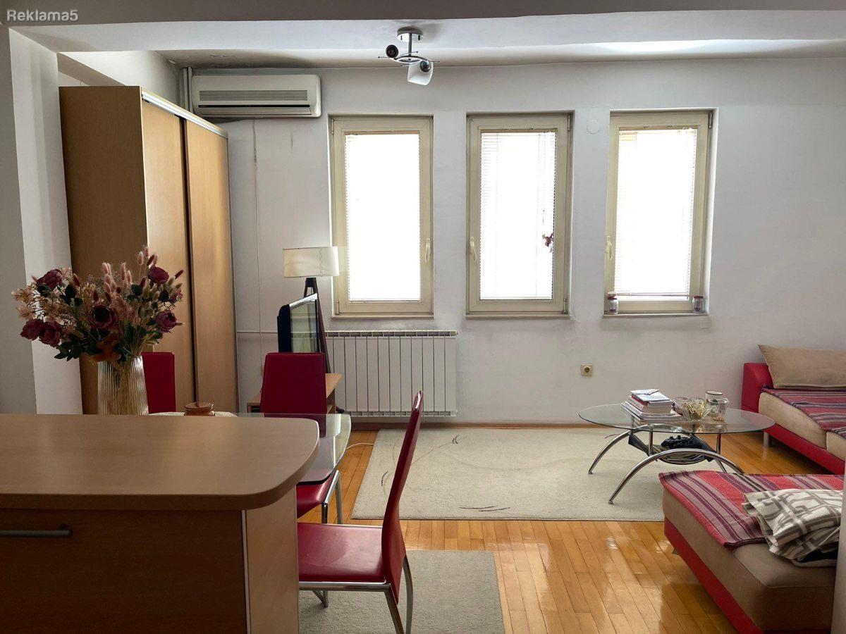 Se izdava namesten stan 50m2 vo Centar kaj Klinicki