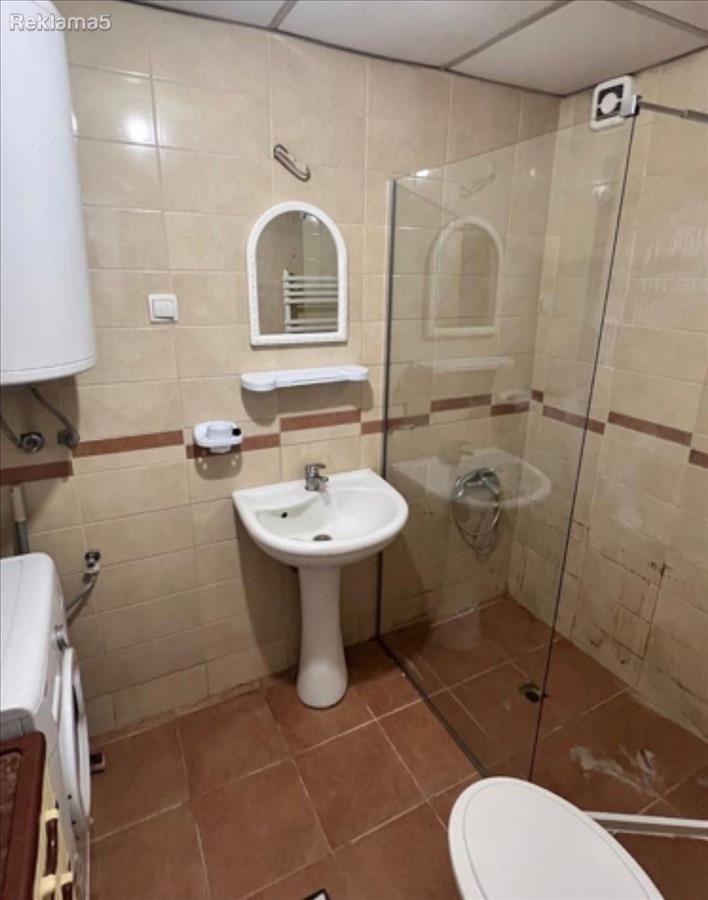 HIT THREE-ROOM FURNISHED APARTMENT NEAR UNIVERSAL HALL