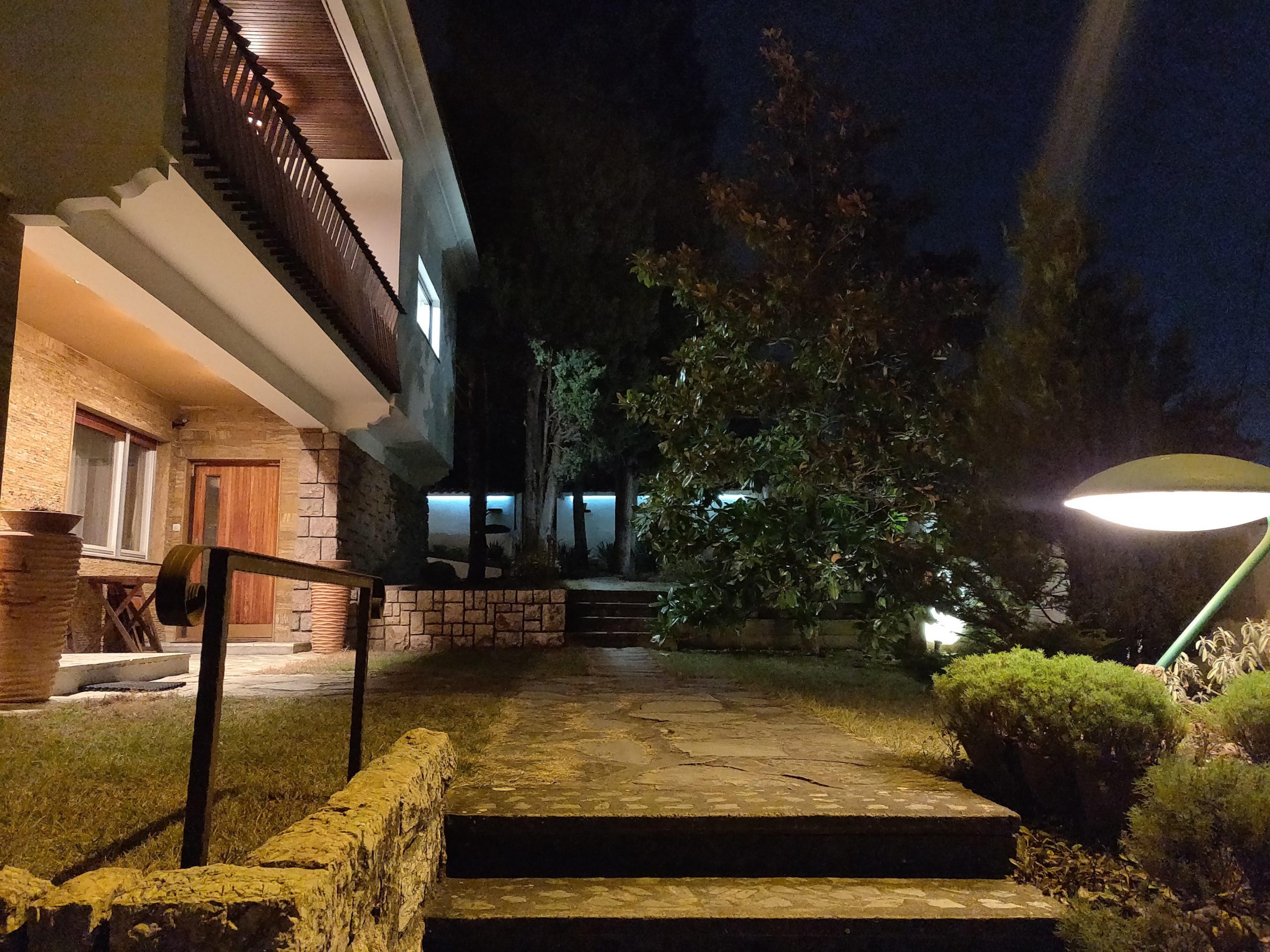 CRNICHE SE PRODAVA PREKRASNA KUKJA 500m2
