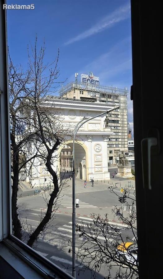 SE PRODAVA STAN VO CENTAR KARSII TRIUMFALNA
