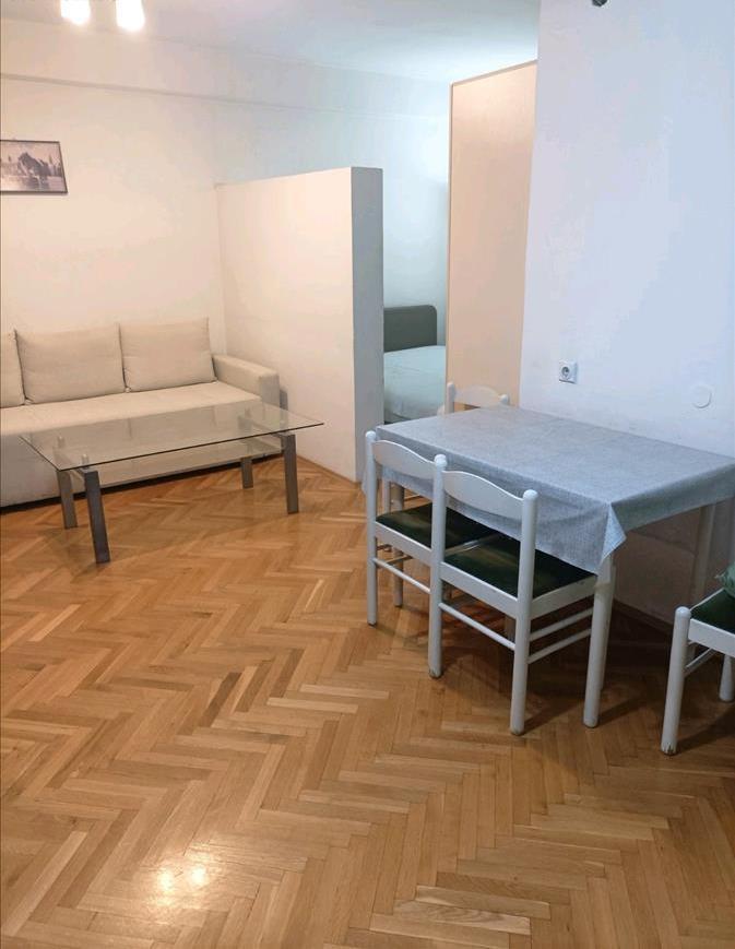 We are renting a 45m2 apartment near Pestaloci