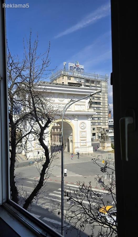 SE PRODAVA TROSOBEN STAN VO STROG CENTAR
