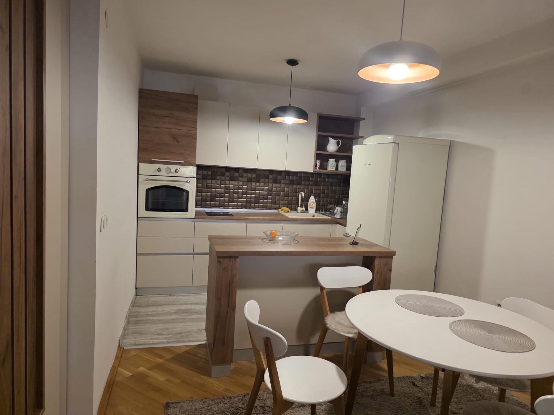 Se prodava stan 64m2 so dve spalni pozadi Univerzalna sala