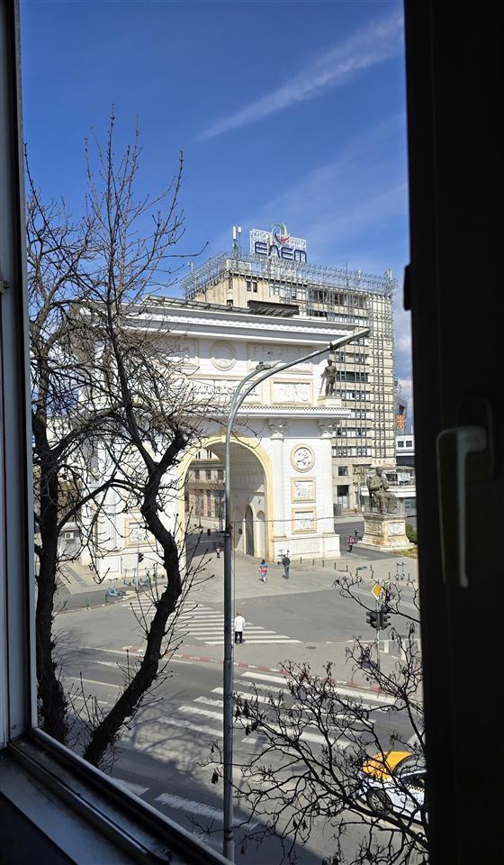 SE PRODAVA TROSOBEN STAN VO STROG CENTAR