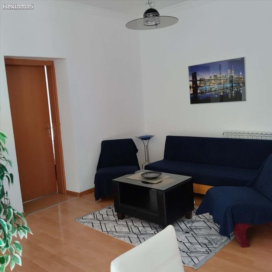 SE IZNAJMUVA STAN VO CENTAR POZADI VLADA
