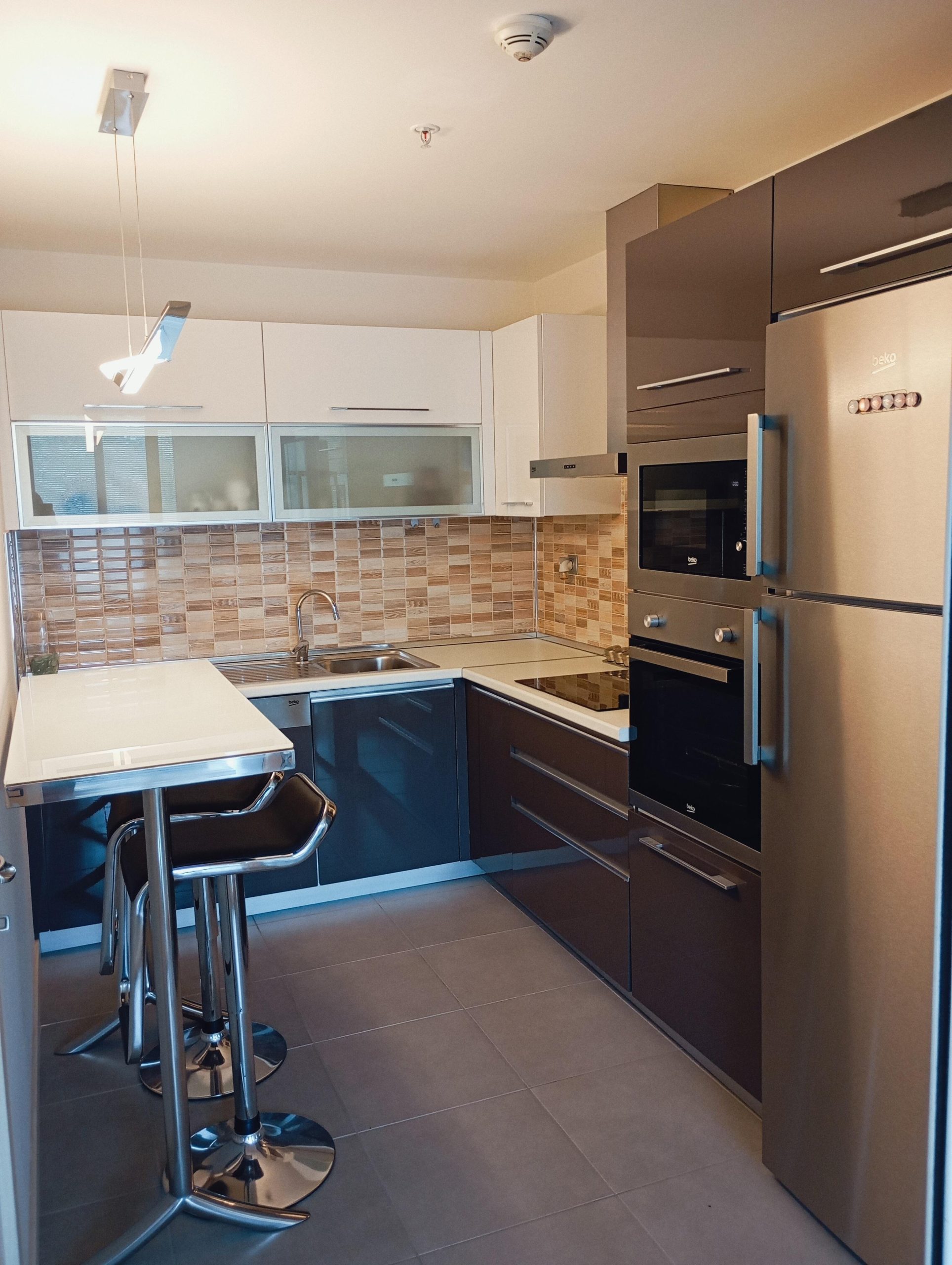 LUXURIOUSLY FURNISHED APARTMENT, MOVE IN IMMEDIATELY